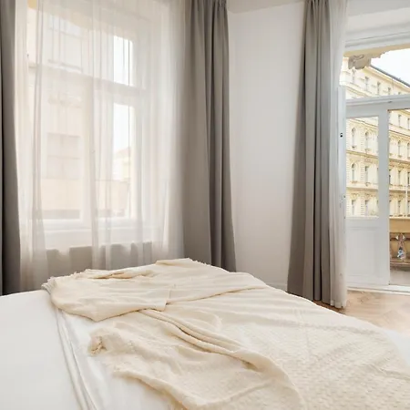 Two Bedroom Near Park In Vinohrady By Days * Praha