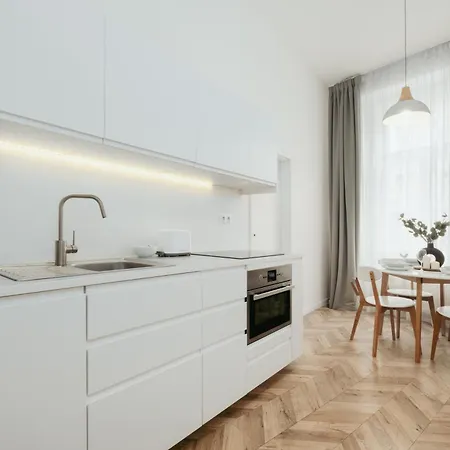 Days - Spacious With Balcony Near Wenceslas Square