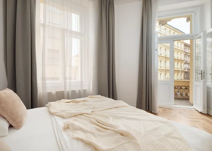 Days - Spacious With Balcony Near Wenceslas Square * Praga
